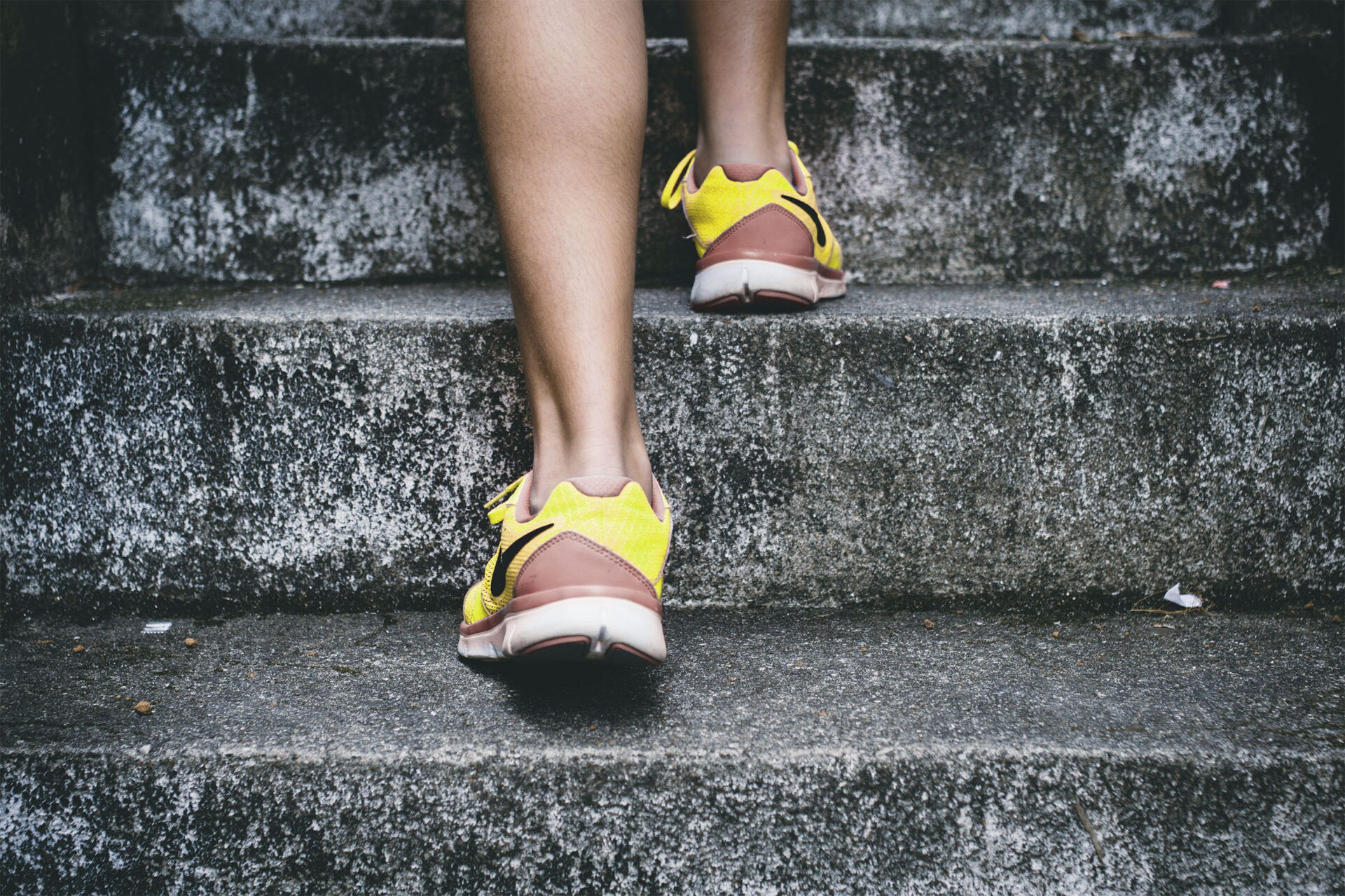 Schicke Sneakers, die gute Vorsätze besser machen, tragen uns leichter steile Treppen hoch