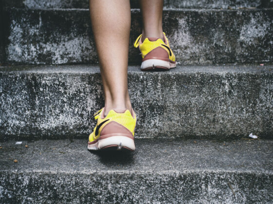Schicke Sneakers, die gute Vorsätze besser machen, tragen uns leichter steile Treppen hoch